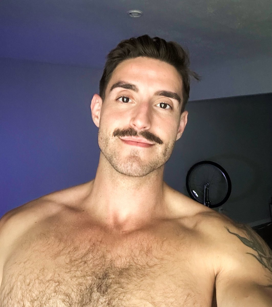 _jordanjoseph_'s tweet photo. right eyed and bushy chested https://t.co/mEnzaocKiD
