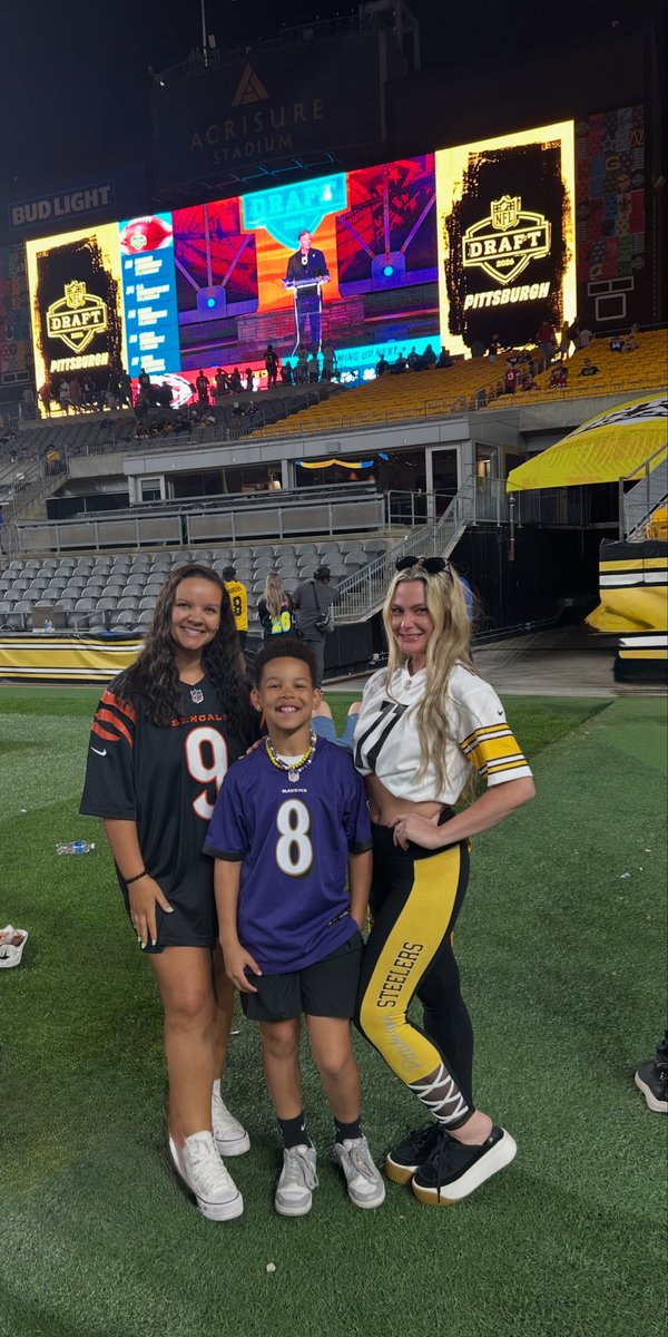 MetalHead_Gypsy's tweet photo. Day 1 of the NFL Draft in the Burghie could not have been more grand…what an experience 🤘🏼 @NFL @steelers https://t.co/aOlNhchJqR