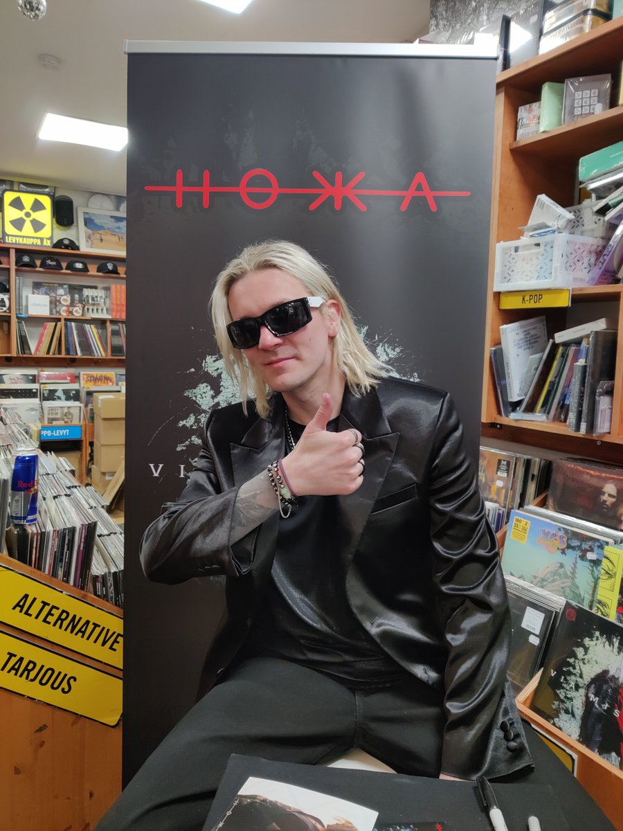 今日のHokkaのサイン会はヨエルくん一人でした。
一人だったからかテーブルあった。