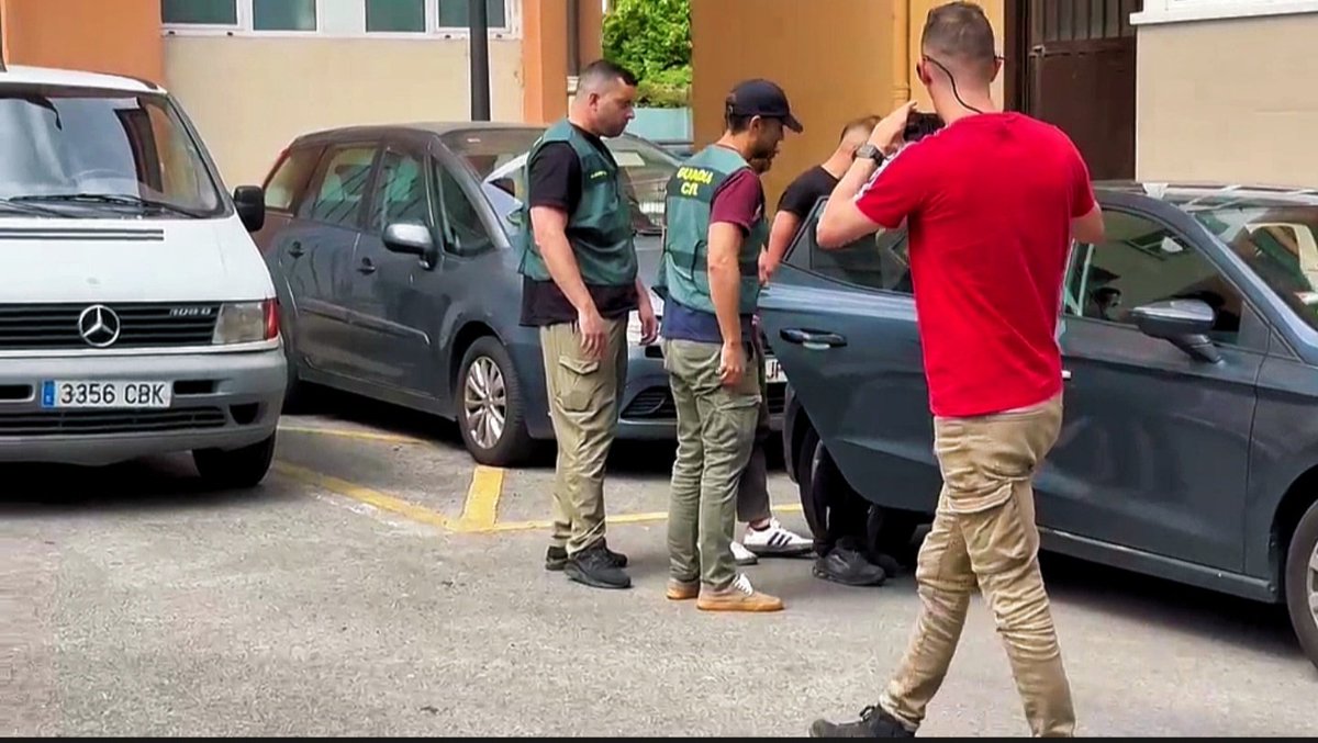 Guipuzcoa_Gc's tweet image. Tweet 1🧵
🚨 𝗖𝗢𝗡𝗗𝗨𝗖𝗖𝗜𝗢́𝗡 𝗧𝗘𝗠𝗘𝗥𝗔𝗥𝗜𝗔
Detenido vecino de Lazkao de 33 años como presunto conductor de la furgoneta de alquiler que realizó maniobras peligrosas en la A-5 regresando de la final de la Copa del Rey de fútbol este fin de semana pasado.
🛣️ Diligencias