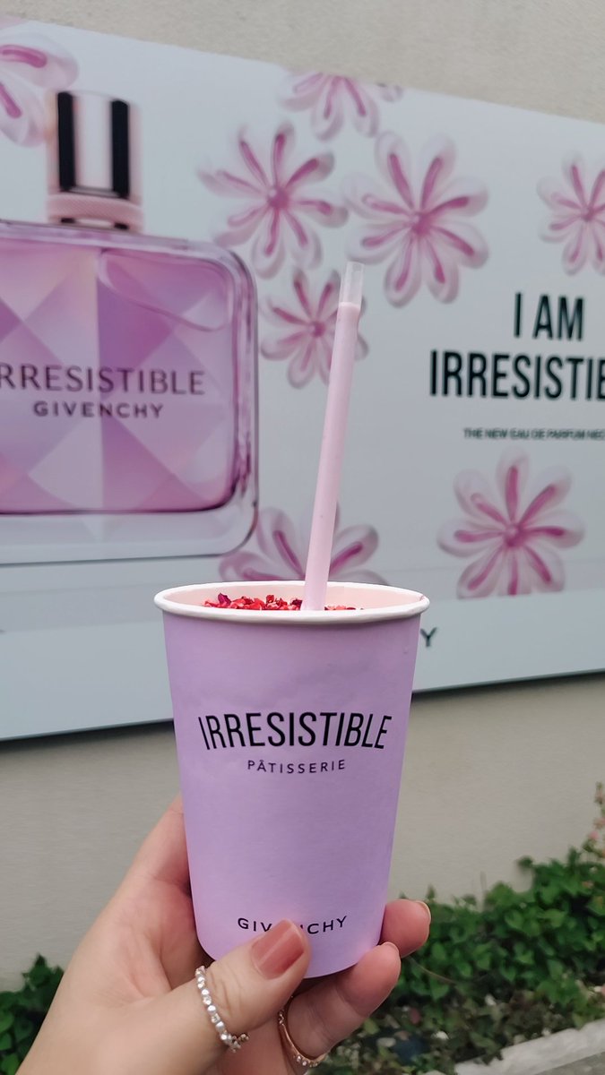 kitty_kitty2000's tweet photo. GIVENCHY Irresistible Patisserie
ポップアップイベントに行ってきました🩵アバターフォトブースやメイクアップ体験が楽しめたりスイーツとドリンクも美味しいかった✨🫶
#GIVENCHYBEAUTY
#ジバンシイビューティー
#イレジスティブルパティスリー
#GIVENCHY
#神宮寺勇太 https://t.co/FgnCXmauyz