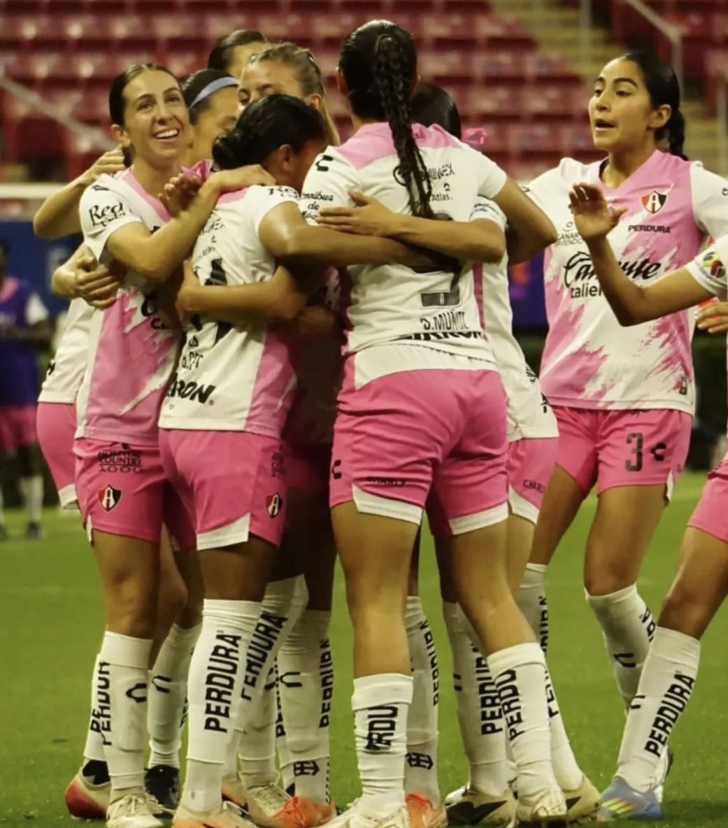 ¡HOY JUEGA  <a href="/AtlasFCFemenil/">Atlas FC Femenil</a>!❤️🖤

Nuestras rojinegras jugarán su último partido del torneo recibiendo a <a href="/FemenilFcJuarez/">FC Juárez Femenil 🛸</a>. 😔
Nos quedan muchas dudas e incertidumbre de lo que pasará después con el equipo. 🫥

Transmisión: Fox One

#Atlas  #Bravas 
#Clausura2026
#LigaBBVAFemenil