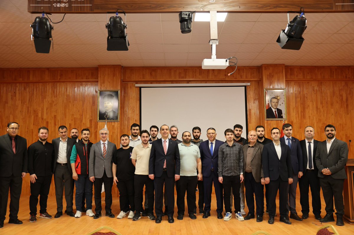 igdir_uni's tweet photo. Uluslararası Öğrencilerle Anlamlı Buluşma
Iğdır Valisi M. Fırat Taşolar ve  Rektörümüz Prof. Dr. Ekrem Gürel, İlim Yayma Cemiyeti Iğdır Şubesi tarafından düzenlenen programda, üniversitede eğitim gören uluslararası öğrencilerle bir araya geldi.

İlim Yayma Cemiyeti Konferans Salonu’nda gerçekleştirilen programa; Adalet Komisyonu Başkanı Ali Öztürk ve İlim Yayma Cemiyeti Iğdır Şubesi Başkanı Mirpenç Akşit de katıldı.

Samimi bir atmosferde gerçekleşen buluşmada; misafir öğrencilerin eğitim süreçleri, kendilerine sunulan imkânlar ve beklentileri üzerine kapsamlı değerlendirmelerde bulunuldu. 

Programda ayrıca, gençlerin akademik ve sosyal yaşamlarını desteklemeye yönelik yürütülen çalışmalar ele alınırken kurumlar arası iş birliğinin önemine dikkat çekildi.

Buluşma, hatıra fotoğrafı çekimi ve karşılıklı iyi dileklerin iletilmesiyle sona erdi.
@firattasolar @EkremGurel