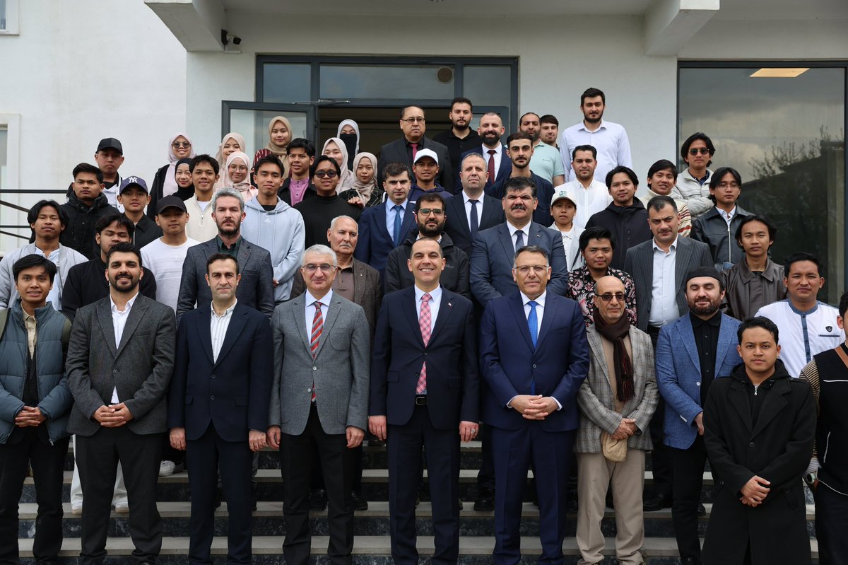 igdir_uni's tweet photo. Uluslararası Öğrencilerle Anlamlı Buluşma
Iğdır Valisi M. Fırat Taşolar ve  Rektörümüz Prof. Dr. Ekrem Gürel, İlim Yayma Cemiyeti Iğdır Şubesi tarafından düzenlenen programda, üniversitede eğitim gören uluslararası öğrencilerle bir araya geldi.

İlim Yayma Cemiyeti Konferans Salonu’nda gerçekleştirilen programa; Adalet Komisyonu Başkanı Ali Öztürk ve İlim Yayma Cemiyeti Iğdır Şubesi Başkanı Mirpenç Akşit de katıldı.

Samimi bir atmosferde gerçekleşen buluşmada; misafir öğrencilerin eğitim süreçleri, kendilerine sunulan imkânlar ve beklentileri üzerine kapsamlı değerlendirmelerde bulunuldu. 

Programda ayrıca, gençlerin akademik ve sosyal yaşamlarını desteklemeye yönelik yürütülen çalışmalar ele alınırken kurumlar arası iş birliğinin önemine dikkat çekildi.

Buluşma, hatıra fotoğrafı çekimi ve karşılıklı iyi dileklerin iletilmesiyle sona erdi.
@firattasolar @EkremGurel