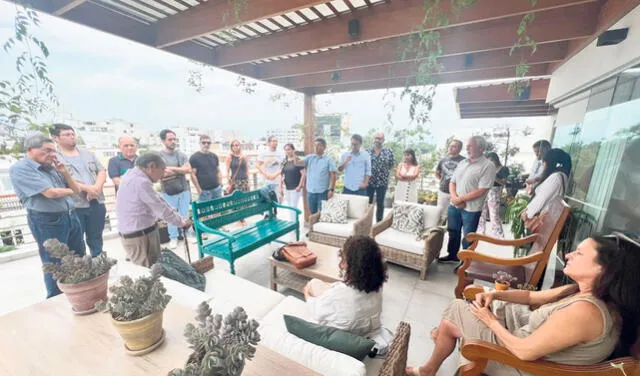 Los caviares han amaestrado como perros a los ignorantes para hacerles creer que el fujimorismo es una mafia, una organización criminal y otras idioteces por el estilo que los cojudos repiten como loros. Pero lo cierto es que la verdadera mafia que ha gobernado el Perú en este