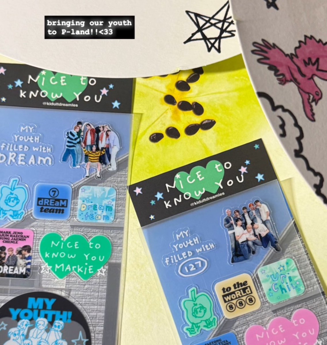 sekali lg ya teman2, tagline “my youth filled with dream” adalah tagline jaemin yg dibuat untuk narcissism DAN ga bisa diganti sembarangan pakai nama group lain karena dia buat tagline itu untuk mendiskripsikan masa muda dia dgn para member dream. buat exhibition dia yg isinya