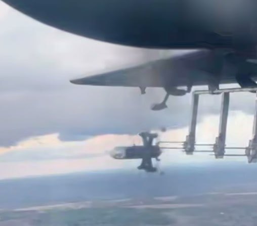 Drone_Wars_'s tweet image. Footage reportedly shows Ukrainian aerial launch tests of P1-SUN and AS3 Surveyor (Merops) interceptor UAVs from an An-28 turboprop, mounted underwing for deployment. 

#UAV #Interceptor #Aviation #DroneWar