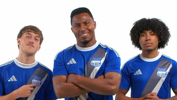 evafmec's tweet photo. Emelec presentó su nueva camiseta para lo que resta de temporada ► https://t.co/WqDgK0b6TT https://t.co/iR7MyDtREc
