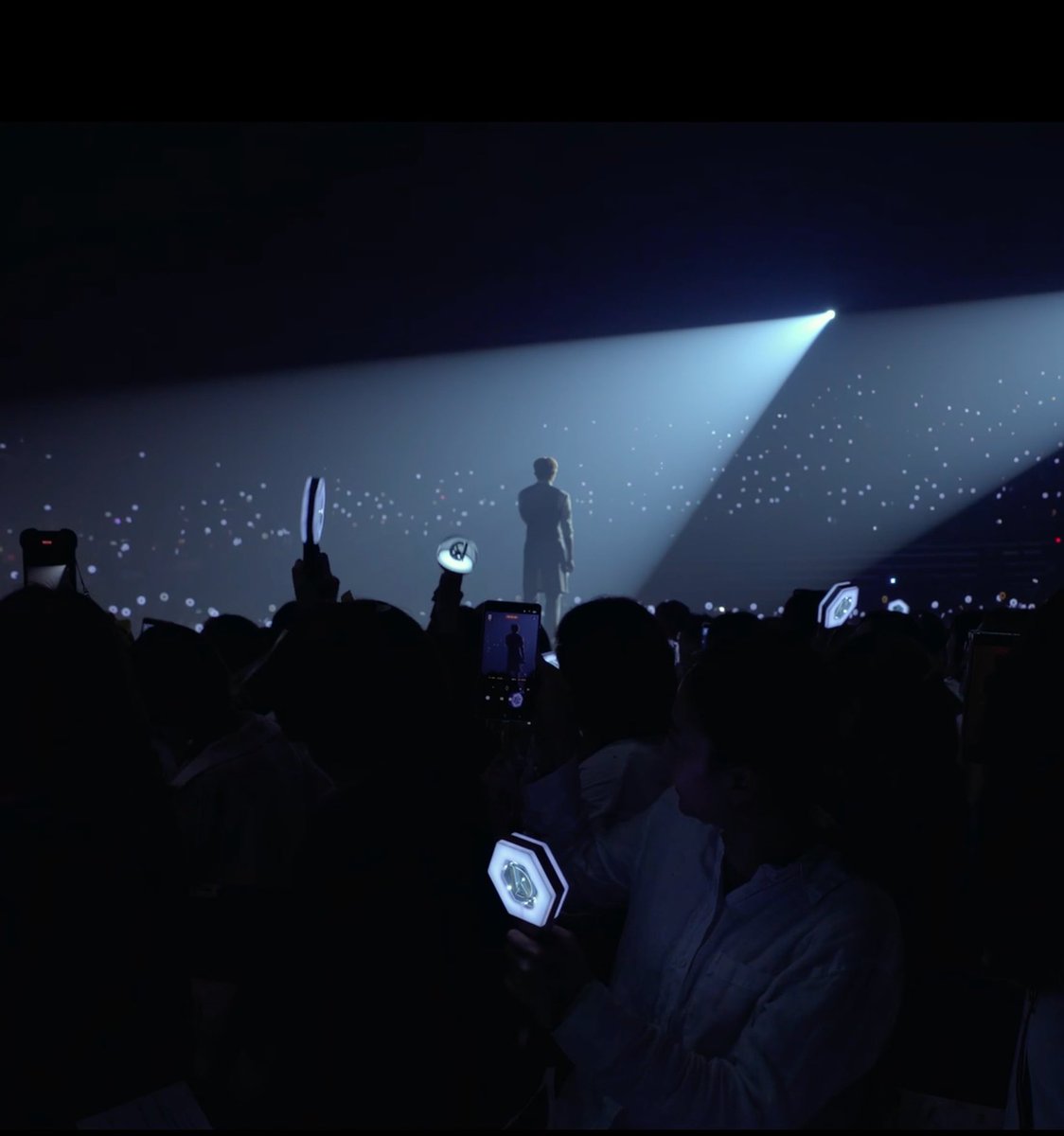 yngyoong's tweet photo. #คังแดเนียล กับการค้นพบว่าการอยู่บนเวที คือที่ของเขา และความปรารถนาที่อยากจะให้แฟนคลับหาสิ่งที่ชอบเจอเหมือนกัน โดยอาจมีแดนเป็นส่วนช่วยเล็กๆ น้อยๆ ในการค้นหาความสุขนั้น

(Hold Your Breath Interview Recap)

🐶 “พอได้ยืนอยู่บนเวทีคอนเสิร์ตของตัวเอง มันทำให้ผมรู้สึกอีกครั้งเลยว่า พวกเราคือคนที่ต้องทำอะไร และที่ของผมจริง ๆ อยู่ตรงไหน มันเป็นความรู้สึกที่ชัดเจนมาก

แล้วทุกคนที่ทำให้สิ่งนี้เกิดขึ้น คนที่ฟังเพลงของผม หรือแม้แต่คนที่เคยฟังแค่ครั้งเดียว ก็ถือว่าได้ช่วยผมจริง ๆ

เพราะงั้นผมอยากให้ทุกคนที่อยู่ตรงนี้ ได้ไล่ตามความสุขของตัวเองอย่างชัดเจน ไม่ว่าตอนนี้คุณจะยังอยู่ในระหว่างทาง หรือยังไม่ได้ทำสิ่งที่ตัวเองชอบ หรือแม้แต่ยังไม่รู้ด้วยซ้ำว่าตัวเองชอบอะไร รู้สึกเหมือนติดอยู่ในวงจรเดิม ๆ แบบหนูวิ่งในล้อ

ผมหวังว่าสักวันหนึ่งคุณจะได้ค้นพบมัน

แล้วถ้าในระหว่างทางนั้น ผมได้มีส่วนช่วยอะไรคุณได้บ้างนิดหน่อย แล้วคุณรู้สึกว่า ‘แบบนี้ก็ไม่เลวนะ’ สำหรับผม แค่นั้นก็ขอบคุณมากแล้วครับ”

—
สำหรับฉันแก play the big part เลยแดน 😭😭😭😭😭