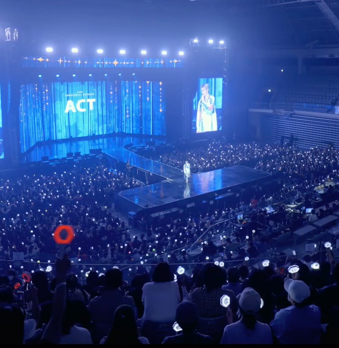 yngyoong's tweet photo. #คังแดเนียล กับการค้นพบว่าการอยู่บนเวที คือที่ของเขา และความปรารถนาที่อยากจะให้แฟนคลับหาสิ่งที่ชอบเจอเหมือนกัน โดยอาจมีแดนเป็นส่วนช่วยเล็กๆ น้อยๆ ในการค้นหาความสุขนั้น

(Hold Your Breath Interview Recap)

🐶 “พอได้ยืนอยู่บนเวทีคอนเสิร์ตของตัวเอง มันทำให้ผมรู้สึกอีกครั้งเลยว่า พวกเราคือคนที่ต้องทำอะไร และที่ของผมจริง ๆ อยู่ตรงไหน มันเป็นความรู้สึกที่ชัดเจนมาก

แล้วทุกคนที่ทำให้สิ่งนี้เกิดขึ้น คนที่ฟังเพลงของผม หรือแม้แต่คนที่เคยฟังแค่ครั้งเดียว ก็ถือว่าได้ช่วยผมจริง ๆ

เพราะงั้นผมอยากให้ทุกคนที่อยู่ตรงนี้ ได้ไล่ตามความสุขของตัวเองอย่างชัดเจน ไม่ว่าตอนนี้คุณจะยังอยู่ในระหว่างทาง หรือยังไม่ได้ทำสิ่งที่ตัวเองชอบ หรือแม้แต่ยังไม่รู้ด้วยซ้ำว่าตัวเองชอบอะไร รู้สึกเหมือนติดอยู่ในวงจรเดิม ๆ แบบหนูวิ่งในล้อ

ผมหวังว่าสักวันหนึ่งคุณจะได้ค้นพบมัน

แล้วถ้าในระหว่างทางนั้น ผมได้มีส่วนช่วยอะไรคุณได้บ้างนิดหน่อย แล้วคุณรู้สึกว่า ‘แบบนี้ก็ไม่เลวนะ’ สำหรับผม แค่นั้นก็ขอบคุณมากแล้วครับ”

—
สำหรับฉันแก play the big part เลยแดน 😭😭😭😭😭