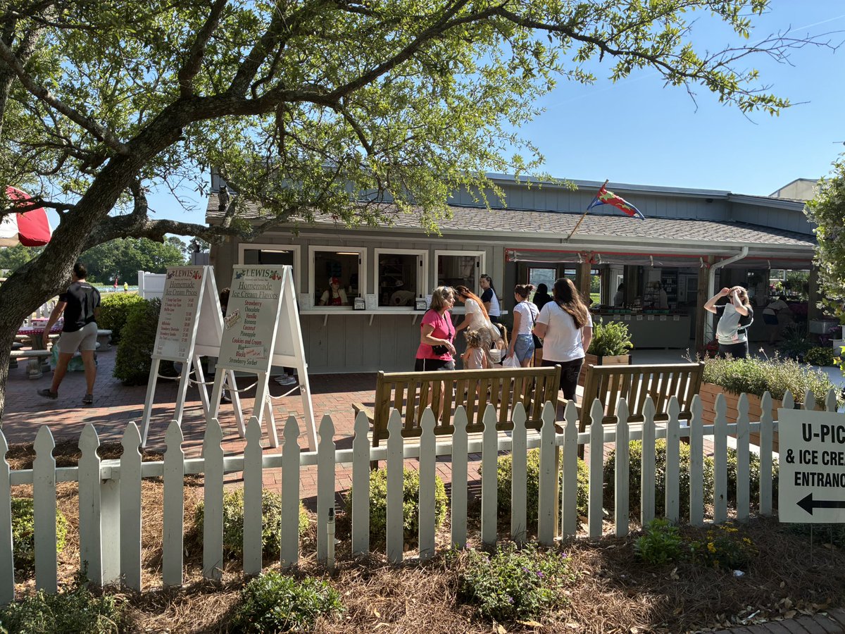 G12Rocco's tweet image. Went Strawberry Pickin’ Again 🍓 I would pick three “test one” pick three “test one” etc etc😋😉
The farm I pick from also makes fresh ice cream using the berries they grow🍦🍨 #FridayFeeling