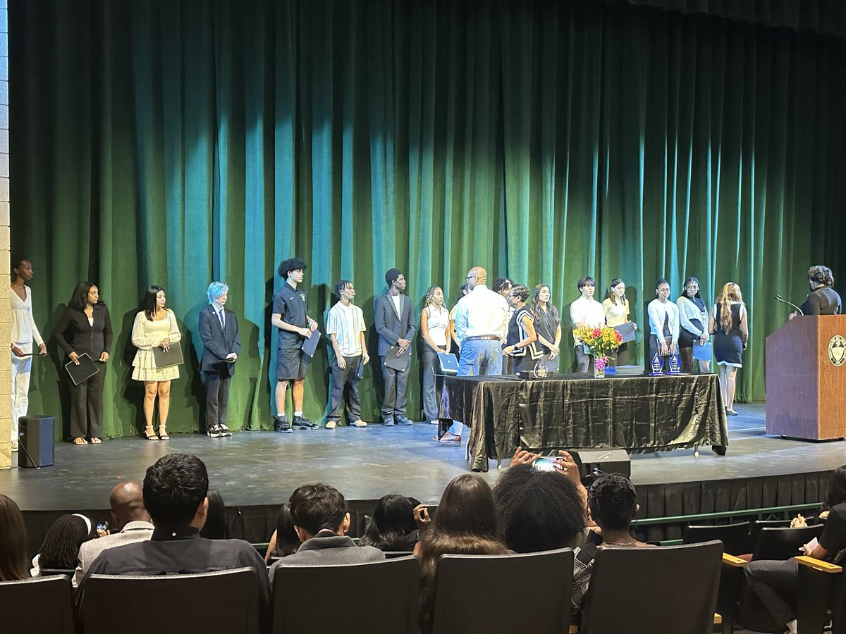 deuce_geer's tweet photo. Honored to have been the only Chapel Hill High Football and Basketball player to be inducted to the 2026 National Achievers Honor Society. Thank you to my teachers, counselors, school administration and coaches for supporting my academic and athletic achievements. https://t.co/YLW6Zf0iw2