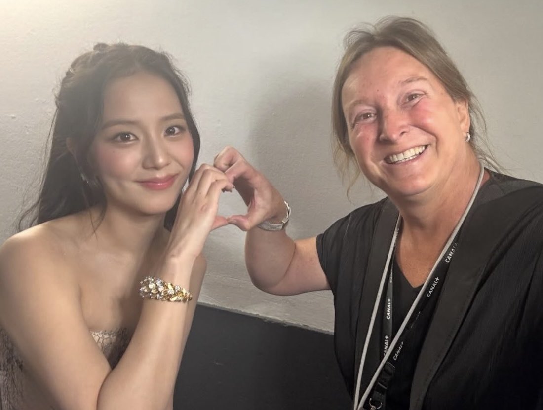 #JISOO with one of the reporters/photographers at Cannes International Series Festival.