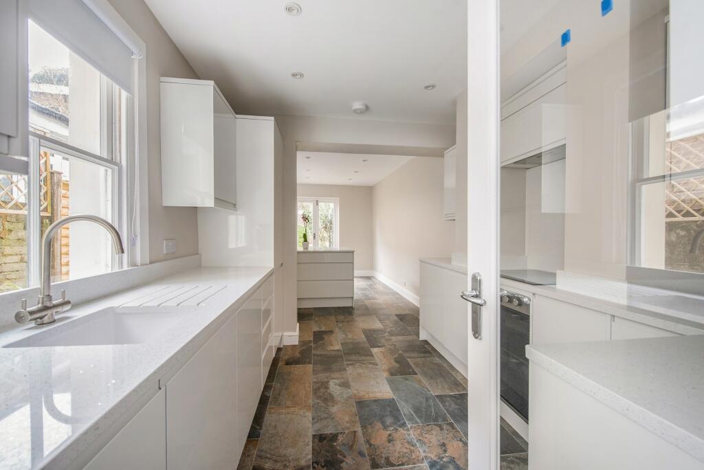 PearsonsEA's tweet image. ✨ For Sale | Winchester ✨
Deceptively spacious Victorian home in the heart of the City. Fully refurbished throughout. 3/4 beds, 3 baths, a great garden + a roof terrace. One of the largest plots in the street.

🔗 pearsons.com/properties/par…

📞 Pearsons #Winchester 01962 853344
