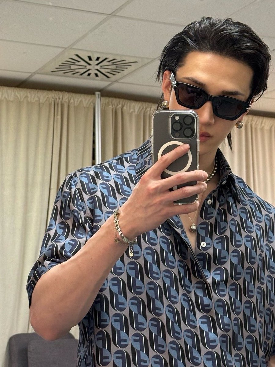 starlostchann's tweet image. a little mirror selca moment 🤍

#ssd #stayselcaday #bangchan