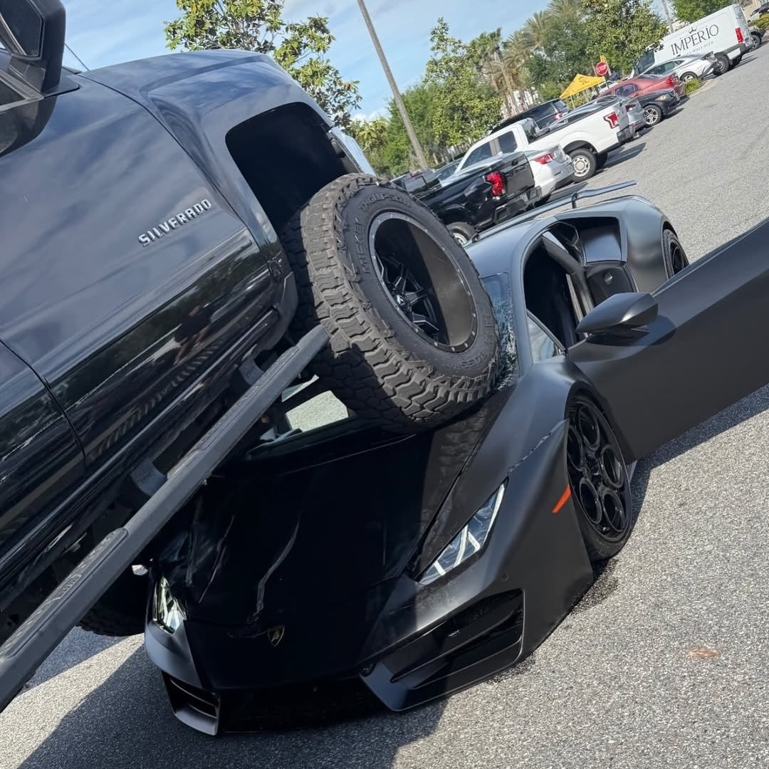 bosunatiklama's tweet photo. ABD'de bir kadın, aracını park ederken yanlışlıkla Lamborghini ezdi.

• Aracı yüksek olduğu için manevra yaparken Lamborghini'yi göremedi. https://t.co/ORe1fWmc4R