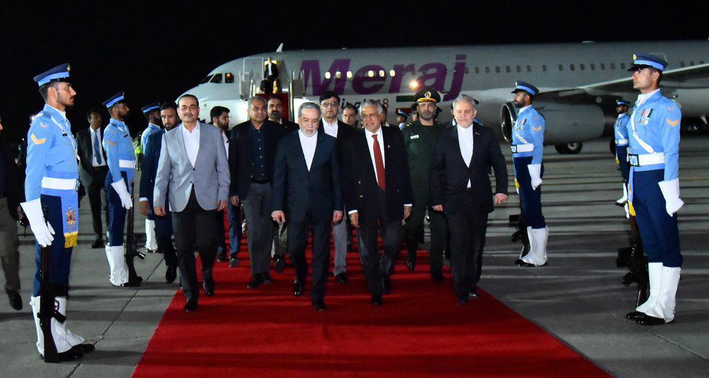 EPropoganda1's tweet image. #FactCheck 🚨🚨

2 year old photo of the Iranian Foreign Minister's arrival in Islamabad is being widely shared on social media, 

while in the latest photo, the Iranian Foreign Minister can be seen being received by the Pakistani Foreign Minister and Field Marshal.