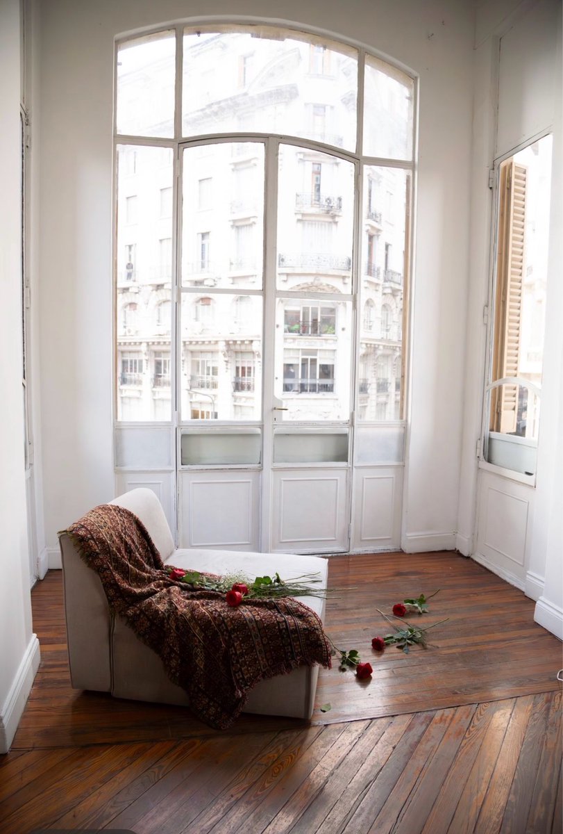 carlosecana2017's tweet image. 4/4
#Lanzamiento #JuanaI #AnaArzoumanian #Odelia #FeriadelLibrodeBuenosAires

"Tomaremos el amor y el duelo de la reina Juana Primera de Aragón y Castilla para acompañar en ritual todo lo que ya no. Quizás la Feria también sea un lugar para sepultar los restos de un mundo".