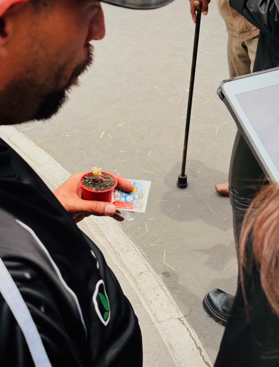 ConsejeriaTIC's tweet photo. 👨👩👧👦💡 ¡La @ConsejeriaTIC estuvo presente en la Feria #ATuServicio de la @SecGeneralBog en @Alca_Martires!
Acompañamos a familias con información sobre trámites y servicios distritales a través de #Chatico, creamos experiencias inmersivas con el apoyo de la @camaracomerbog y promovimos el acceso a formación digital segura para todas las edades. 🤩