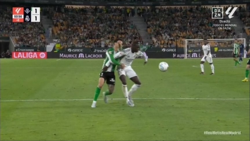 MrAsubio's tweet image. #Betis #Madrid

💪🏾 Gol de Bellerín donde en la propia APP, Antony agarra del brazo a Mendy que se va al suelo previo tanto bético.

📌 NO ME PARECE QUE TENGA LA SUFICIENTE INTENSIDAD COMO PARA BORRAR A MENDY DE LA JUGADA. SIIIIIGAN = GOL LEGAL.

👮🏻‍♂️:✅️
📺:✅️