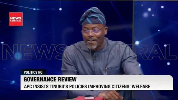 BiaPulse's tweet image. 🚨 Obafemi George says the security of Nigerians is NOT the responsibility of President Tinubu.

But in 2014, Tinubu himself said the security of Nigeria rested squarely on the table of President Goodluck Jonathan.

So which is it? Hypocrisy at its finest. 👀
#Tinubu #Nigeria