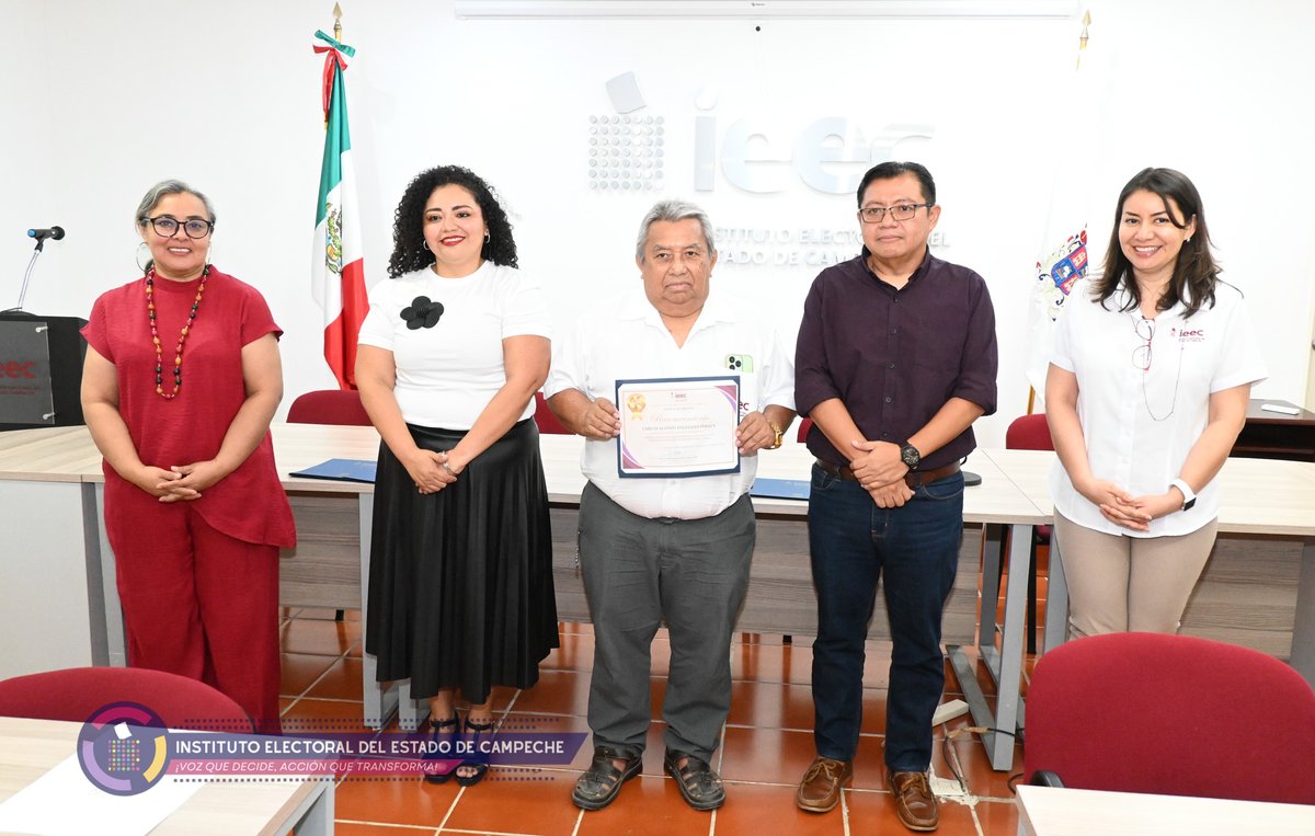 IEECampeche's tweet photo. #IEECInforma | Entrega de reconocimientos "Perseverancia y Lealtad al servicio 2026". 🎖️
Integrantes del Consejo General del IEEC entregaron reconocimientos por años de servicio a servidoras y servidores públicos, en el marco del Día de la Empleada y del Empleado Electoral. https://t.co/Ls6KyLBPTl