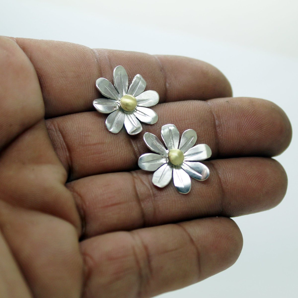 Plataica's tweet image. Lleva la primavera ✨ contigo todo el año.Pendientes Margaritas 🌼 de #plata925 y latón, una poesía para tus orejas y una alegría para la vista.

👉 bit.ly/42Ev2Uv

#hechoamano #handmade #joyeríaartesanal  #Margaritas #Latón