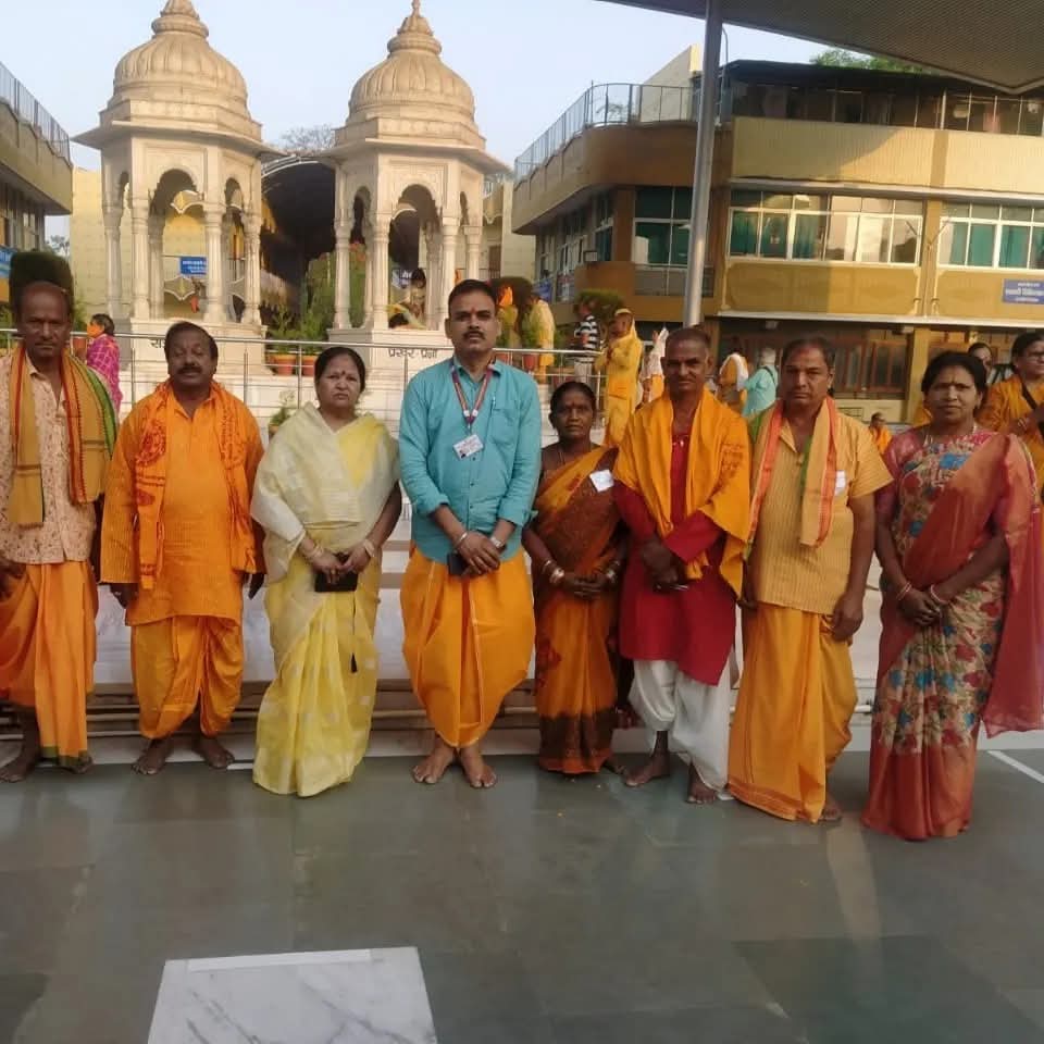 GURUDEVJEE's tweet photo. The Ganga Aarti ceremony in Rishikesh is a revered ritual performed during sunset to pay homage to Goddess Ganga https://t.co/7jyncCcmDg