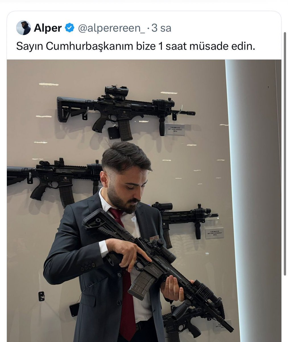 nasuhbektas's tweet photo. Hatırladınız mı bu silah şovlarını
Küçükçekmece Rizeliler Derneği Başkanı Ahmet Sivri, elinde kılıç ve masasında çok sayıda silahla poz verdiği görüntüleri yayınladı.
Cumhurbaşkanım 1 saat müsaade edin diye silahla paylaşım yapan
Akp ilçe başkanının paylaşımı
Ekrem İmamoğlu’nu verdiği silahlı pozla tehdit eden
Bunun gibi yüzlerce paylaşım sosyal medyada yapıldı AKP’den hiçbir işlem yapılmadı
Hatırlarsınız birisi listem hazır şu kadar kişiyi götüreceğim diye televizyonda açıklama yaptı hiçbir işlem yapılmadı.