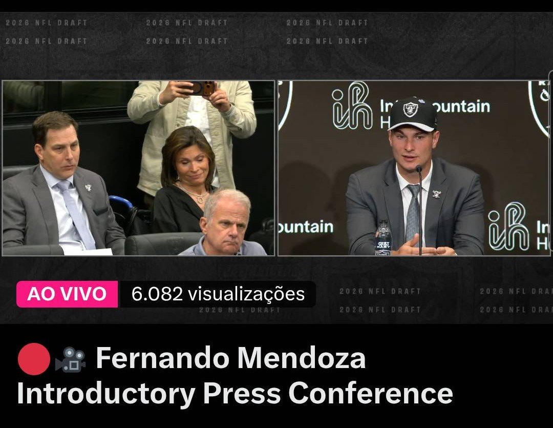 O querido levou a mãe e o pai para a primeira coletiva, um fofuxo!