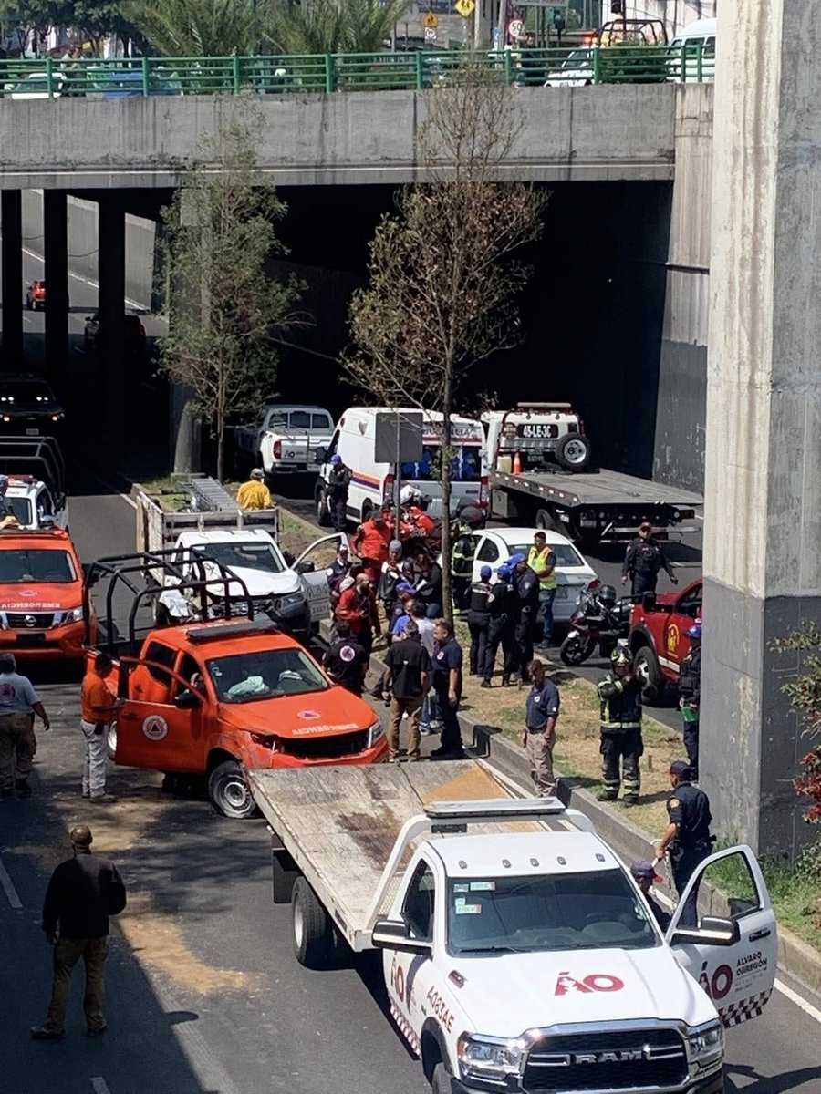 lomasdetarango_'s tweet photo. Accid3nte en Alta Tensión
¡Toma tus precauciones vecinos!
En Alta Tensión sólo hay paso por las laterales.
Centenario está atascado desde la Prepa 8.
La circulación está suspendida en ambos sentidos, pues se impactó contra el camellón
central. https://t.co/BAmPNiTRM7
