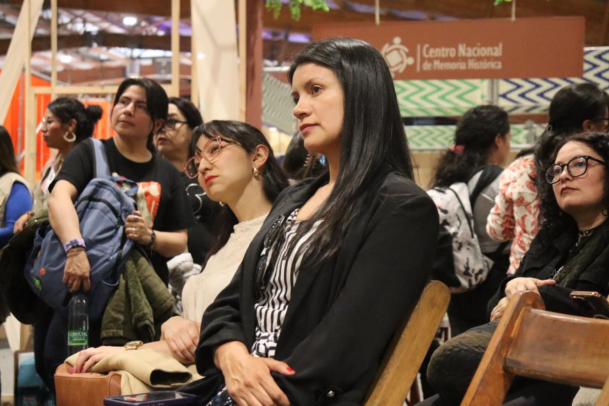 CentroMemoriaH's tweet photo. #RadioEnVivo | En el marco de #CNMHEnFILBo, el micrófono abierto de este viernes 24 de abril giró en torno a la colección literaria «Relatos pal Desolvido», en un espacio orientado a la apropiación social de la verdad histórica. A partir de relatos ficcionales construidos con base en investigaciones sobre estructuras paramilitares, la actividad hizo un acercamiento narrativo a los hallazgos del esclarecimiento histórico, con el aporte de los y las asistentes al espacio.

Como se expresó durante la jornada, «emprendimos un viaje de escucha, escritura y creación hacia el corazón de las historias de vida», reafirmando el valor de la palabra como herramienta para la construcción de memoria colectiva. 

Revívelo acá: https://t.co/h5P6nFW2Qm