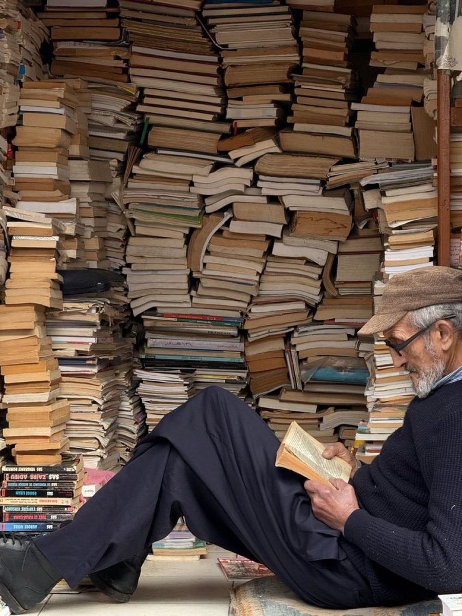 JamesMartirq7p's tweet photo. “Whenever you read a good book, somewhere in the world a door opens to allow in more light.” ~Vera Nazarian https://t.co/RvtT7x5KPU