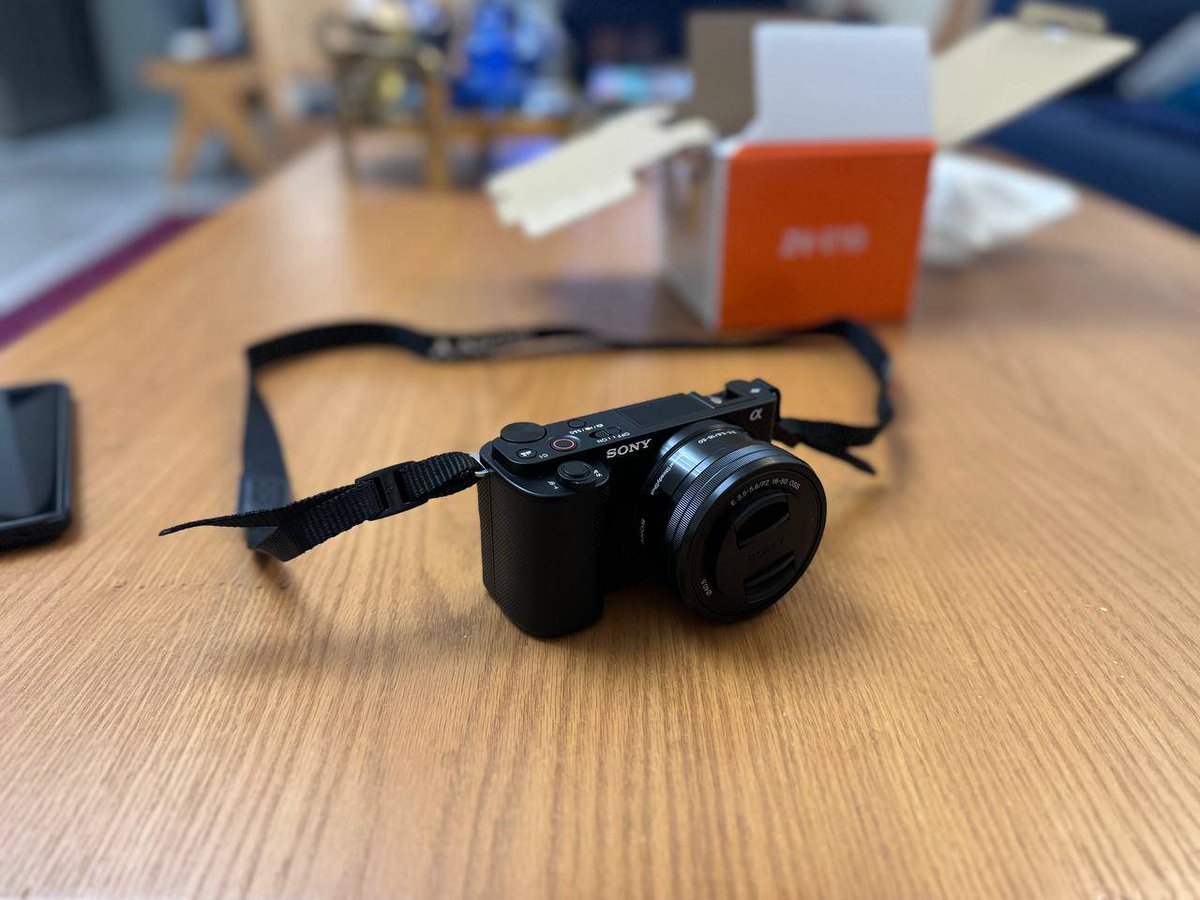 میدونم شاید منطقی نباشه الان
اما‌ اگه کسی یه دوربین zve10 نو نو در حد آکبند میخواد من در خدمتم ، لطفا یه ریتی بزنید شاید یه مشتری پیدا شه براش.
کلا 160 تا دونه شات خورده.