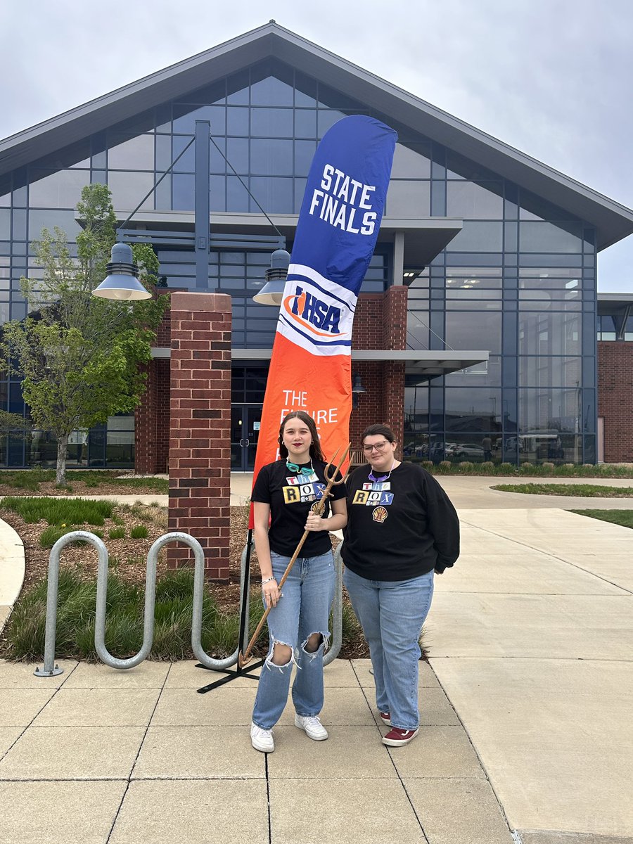 DandurandJason's tweet photo. Great experience for our talented @RHS_Shells Journalism crew today! Shoutout to Alix Hernandez on advancing and competing in today’s @IHSAState competition! #GoShells #RoxanaProud #ShellPride https://t.co/9KwXTp4AGI