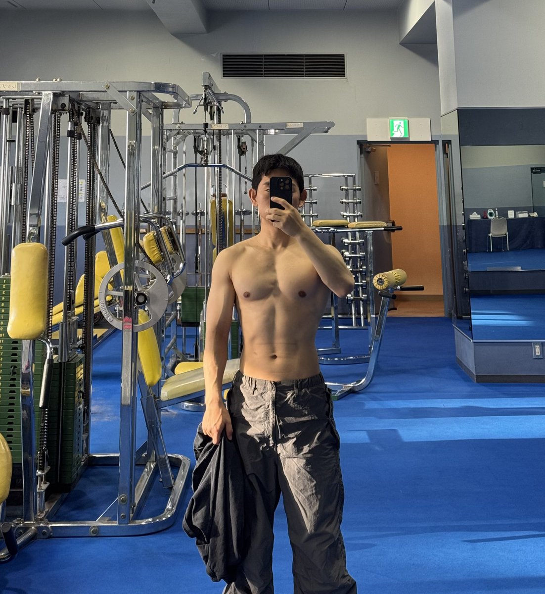 Neihsi's tweet photo. 엄청 레트로한 헬스장에서 운동했다 https://t.co/duRsJ90VNa