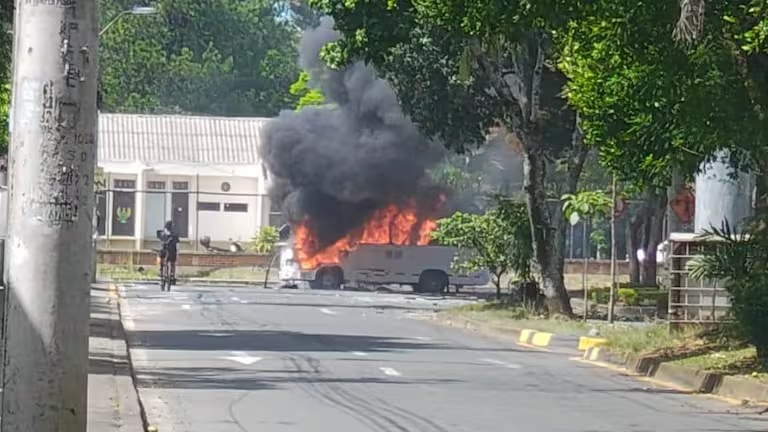 Caracol_Cali's tweet image. #FakeNews | La @AlcaldiaDeCali aseguro que hasta el momento no se han adoptado medidas que restrinjan la movilidad en #Cali, ante el atentado terrorista al Cantón Militar Pichincha, al sur de la ciudad.

Hasta esta hora, no se ha decretado toque de queda ni ley seca.