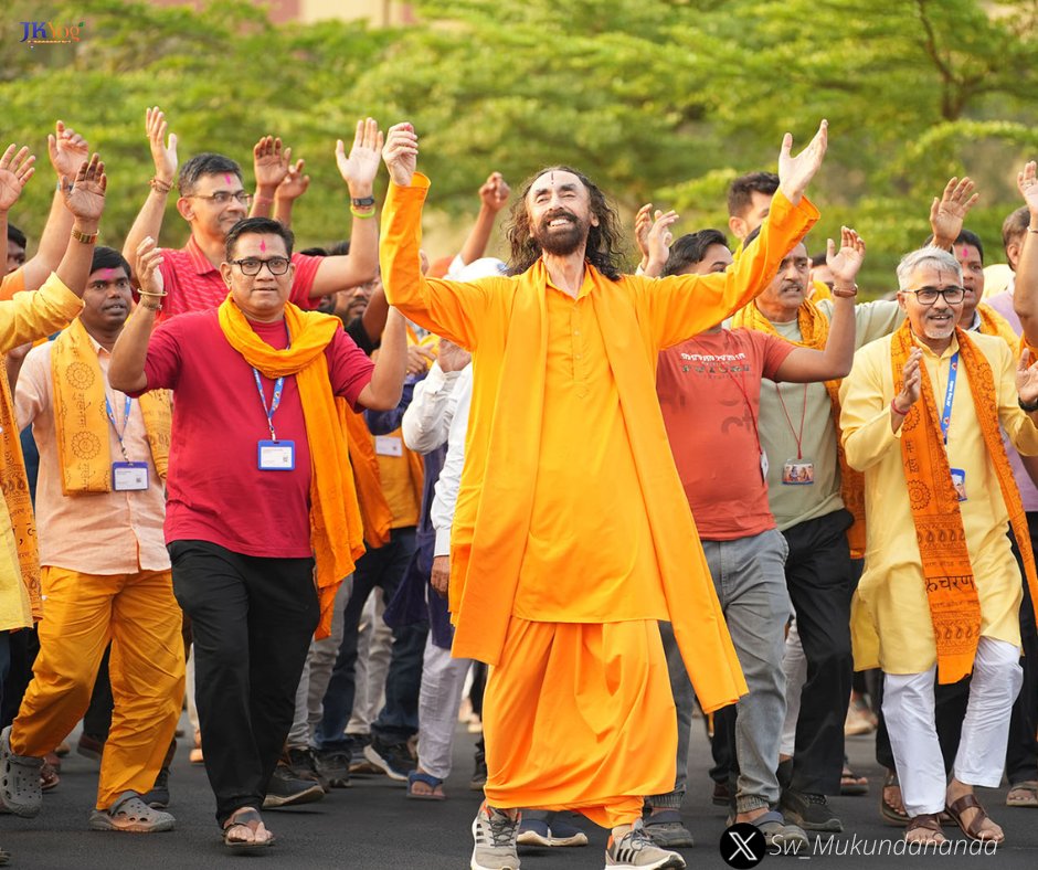 Sw_Mukundananda's tweet image. The company we keep shapes us more than we realize. Like a crystal reflecting its surroundings, our heart mirrors the qualities of those around us. Some companions elevate us, while others pull us down—so choose wisely, for their thoughts, habits, and values quietly become our