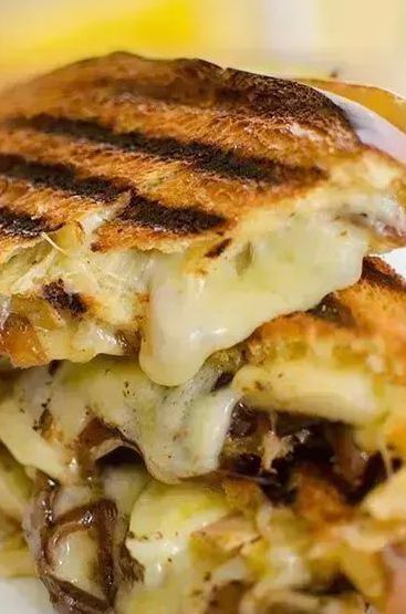 Living_Lou's tweet image. How to you make an ordinary grilled cheese sandwich incredible?

Click on the link below and follow the recipe that uses tangy cheese,  caramelized onions, horseradish + apple for crunch and extra deliciousness! TRY IT! 

RECIPE  &amp;gt;&amp;gt; buff.ly/2FR5Yhl
#ad #cheese