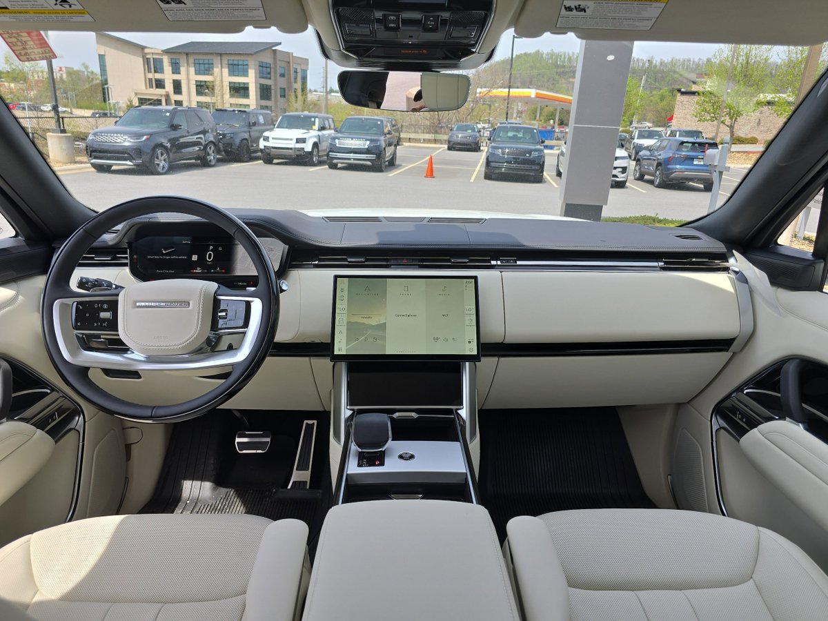 landroverav's tweet image. Experience quiet confidence in the 2026 Range Rover SE in Fuji White with Perlino interior, pairing a 3.0L engine with poised AWD for Asheville roads and beyond.
Call 888-694-0581 for more info or view it here: landroverasheville.com/new/Land-Rover…

Stock No. TA354754

#RangeRover