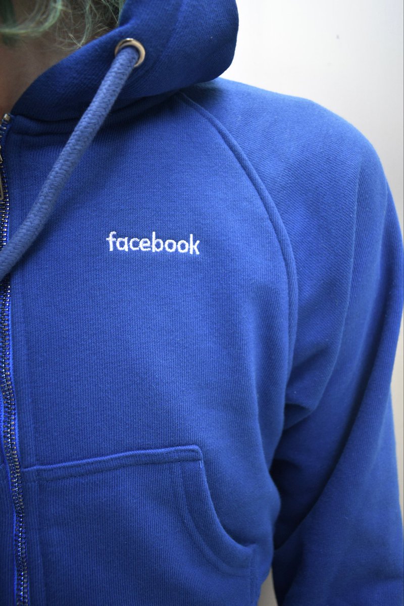 Kelply's tweet photo. #lovedylanthomas Facebook hoodie, yes the gloves come attached 😁✌️ https://t.co/2UjahmBzcj
