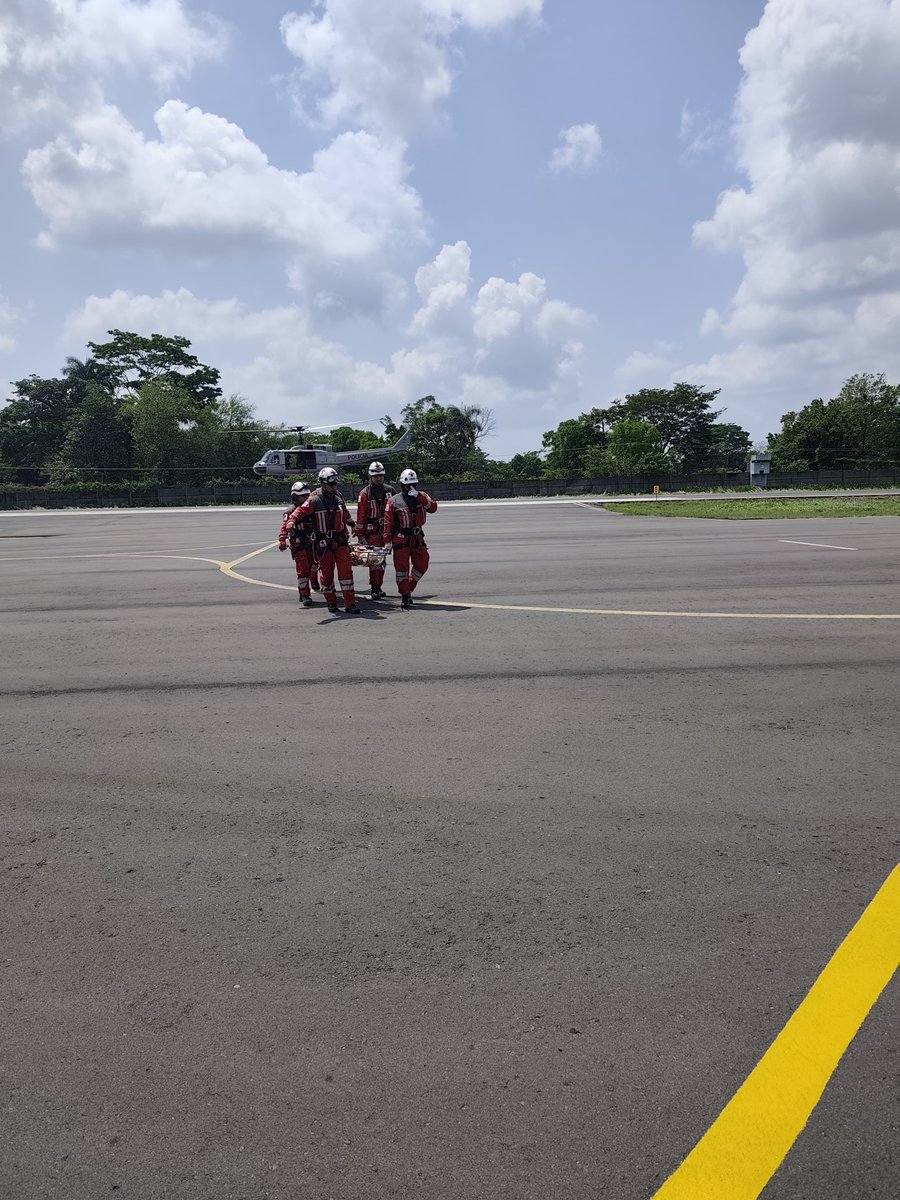 CruzRojaGT_'s tweet image. 🚁 #CruzRojaGT participó en el ejercicio de Calamidad Pública y Ayuda Humanitaria "Puente Aéreo Rapaz 2026”, realizado del 20 al 24 de abril en Retalhuleu.

Participando en los ejercicios de:
🔹Evacuación aeromédica #MEDEVAC
🔹Rescate aéreo y terrestre

1/2