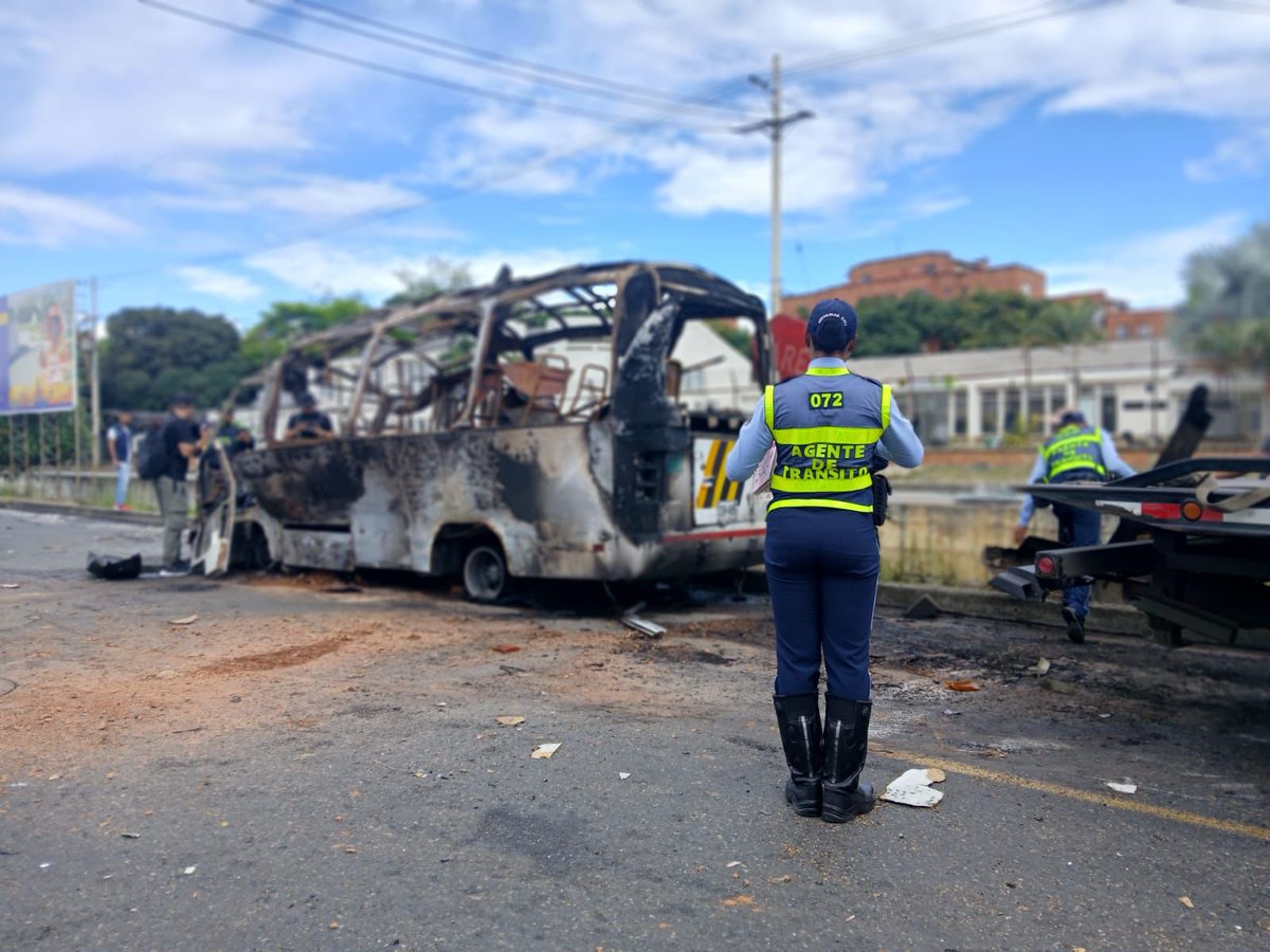 Caracol_Cali's tweet image. #Terrorismo | Un bus escolar con placas del municipio de Puerto Tejada #Cauca, fue el vehículo acondicionado con cinco artefactos explosivos tipo cilindro, para cometer el fallido atentado en inmediaciones del Cantón Militar Pichincha, al sur de #Cali.