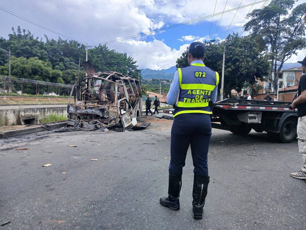 Caracol_Cali's tweet image. #Terrorismo | Un bus escolar con placas del municipio de Puerto Tejada #Cauca, fue el vehículo acondicionado con cinco artefactos explosivos tipo cilindro, para cometer el fallido atentado en inmediaciones del Cantón Militar Pichincha, al sur de #Cali.
