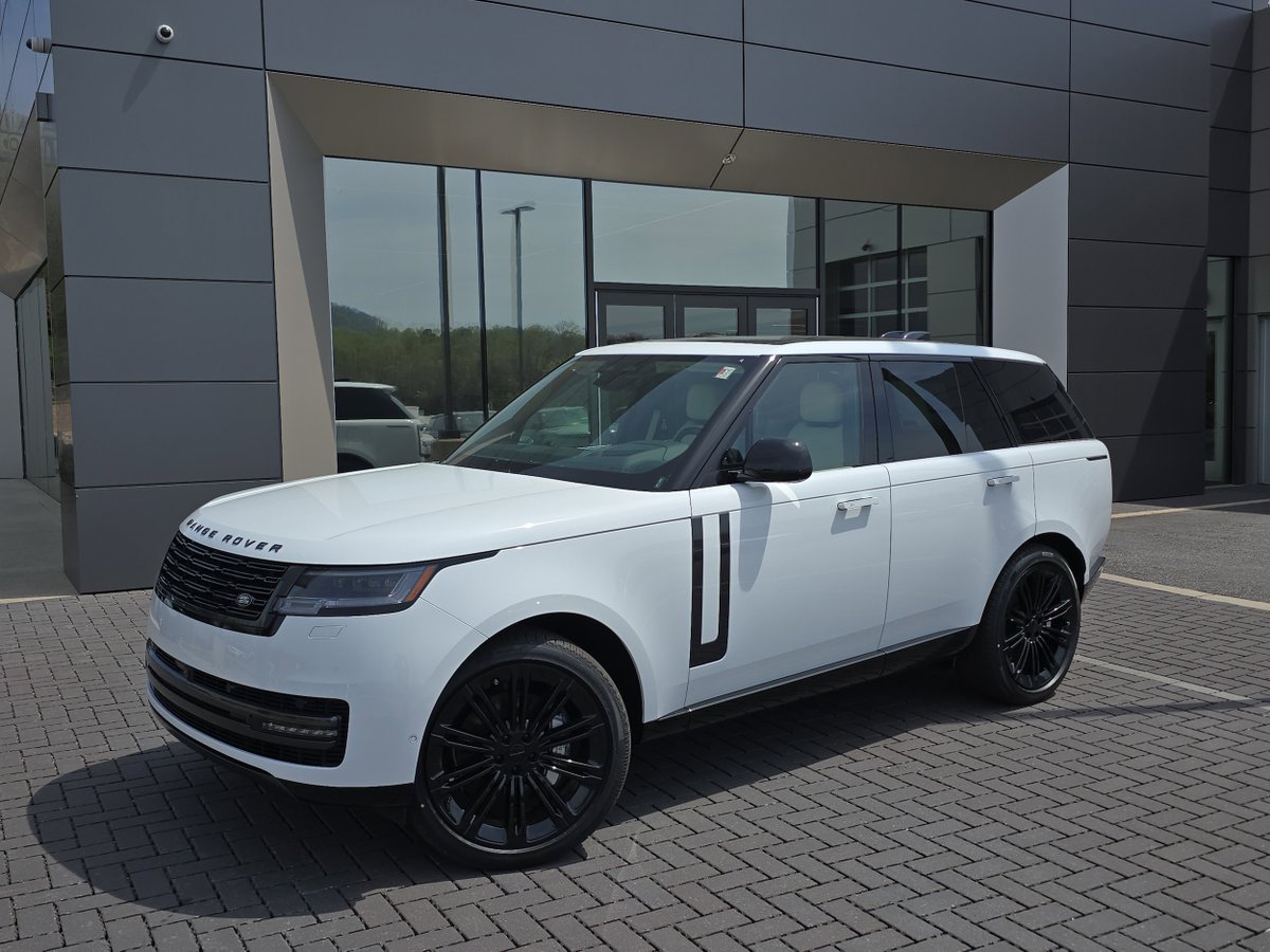 landroverav's tweet image. Experience quiet confidence in the 2026 Range Rover SE in Fuji White with Perlino interior, pairing a 3.0L engine with poised AWD for Asheville roads and beyond.
Call 888-694-0581 for more info or view it here: landroverasheville.com/new/Land-Rover…

Stock No. TA354754

#RangeRover