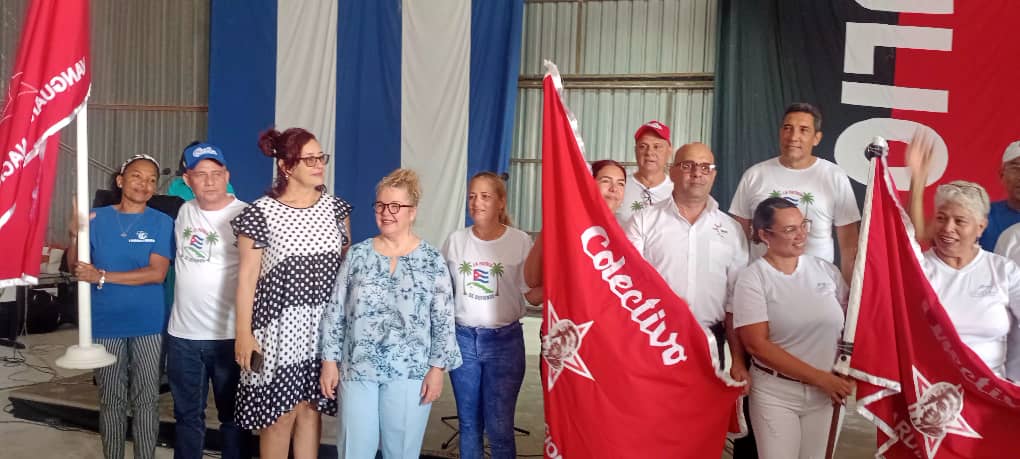 LaraTranscargo's tweet photo. En el día de hoy nuestra empresa TRANSCARGO recibió la condición de Colectivo Vanguardia Nacional. Nos honra recibir este reconocimiento  a nuestros resultados de trabajo  y nos compromete a obtener resultados superiores en nuestra misión. https://t.co/9RpHEC01Fg