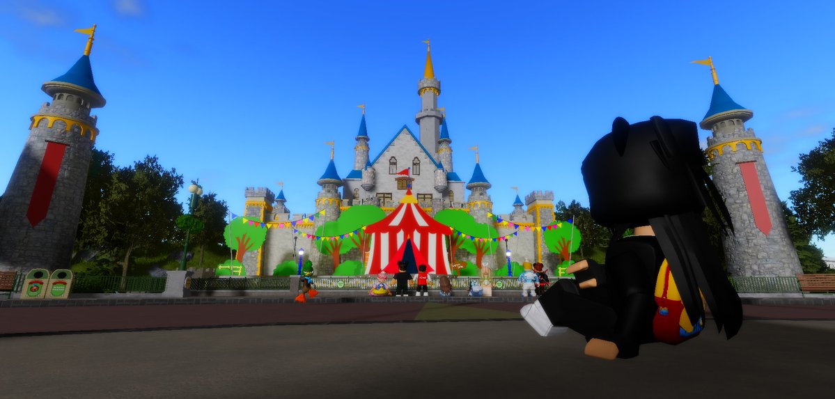 DisneylandWales's tweet image. Springtime is a beautiful season at Disneyland Wales. Why not sit and get comfortable like these guests did watching the 'Springtime Egghunt Celebration' Stage Show? 🌼 Head on down to the park, relax, and enjoy the magic! ☺️ #dlw #roblox #easter #disney