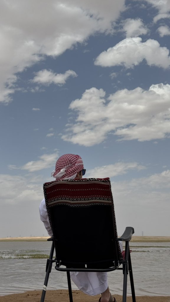 all2ru's tweet photo. ما لقيت لـ جرّة خطاك من فوق الرمل
رغم ما بيني وبينك سوى حذفة حصاه

غيبتك من دون رجعه ولا فيها أمل
كنك آخر شمس تشرق على هذي الحياه https://t.co/kalxx3TYmo