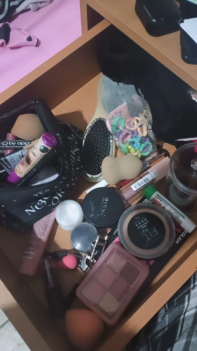 HarleyDeWitt's tweet image. Jajaja yo viendo como organizan sus vanity...💅🏻 Mientras tanto el mio.... Jajaja 🫠

#vanity #gal