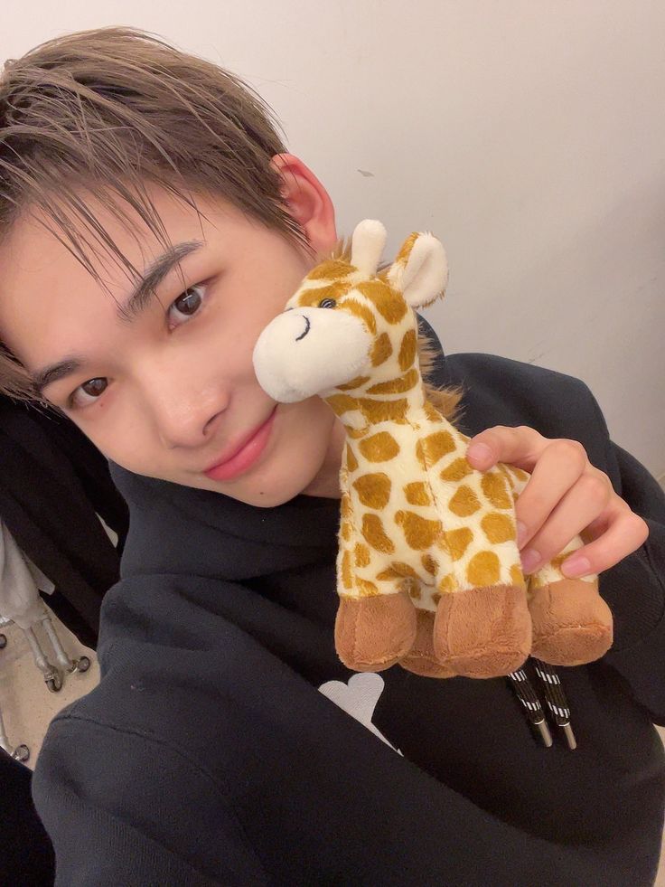 Niki te esta mostrando su jirafita por cada tags que hagas le haces feliz a el y a su peluche🥺 okei no lo ignores 🫵🏻

#RIKCOVER_ISCOMING
#祝ニキくんソロカバー #니키